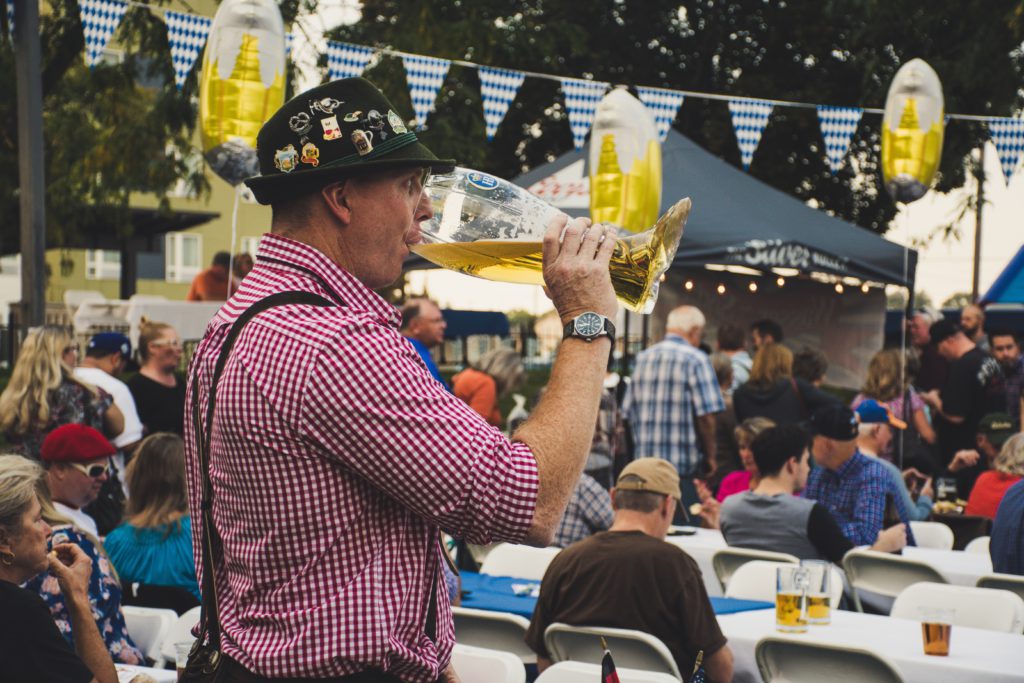 Allemand buvant de la bière pendant l'Oktoberfest